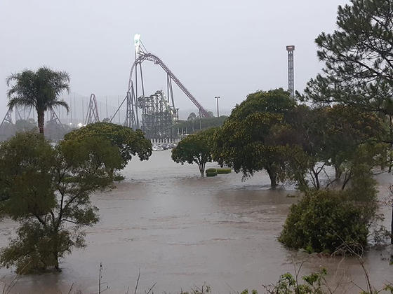 Теперь Австралия страдает ещё и от наводнений