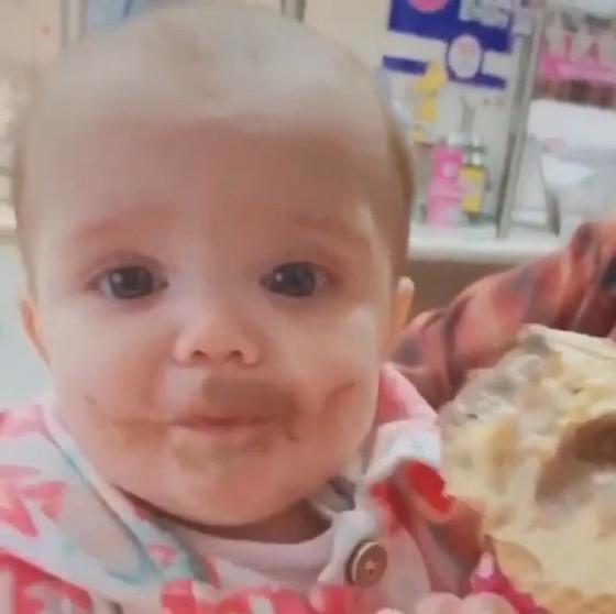 Родители в кафе дали впервые дочке попробовать мороженое и не смогли удержаться от смеха