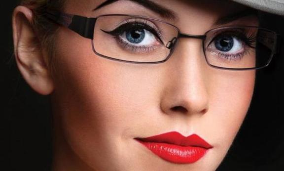 Если носите очки, то макияж нужно делать по-особому: брови - в зависимости от оправы, яркость - от диоптрий