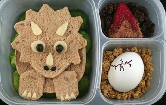 Креативный папа делает из обычных бутербродов произведения искусства для дочери на школьный обед