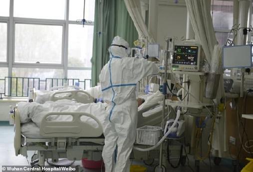 Вот как в Китае перевозят человека, заболевшего новым вирусом