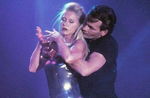 23 года назад Патрик Суэйзи станцевал со своей женой один из самых чувственных танцев (видео)