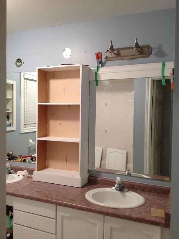 Из одного большого зеркала в ванной мы сделали два с разделяющим шкафом посередине