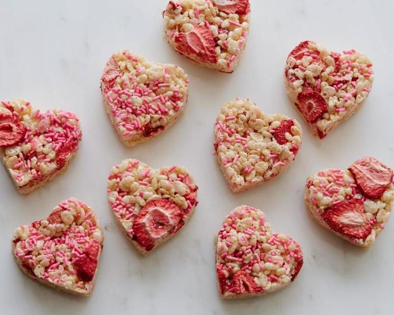 Не только сладости: знакомый повар рассказал, что практически любой продукт можно оформить в форме сердечка ко Дню святого Валентина