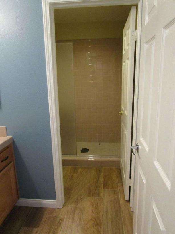 Чтобы расширить пространство в ванной комнате, убрали перегородку и двери. Результатом остались довольны все домочадцы
