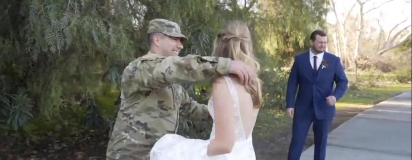Парень не мог присутствовать на свадьбе друга, так как пошел в армию. Но в день бракосочетания он подготовил молодоженам сюрприз
