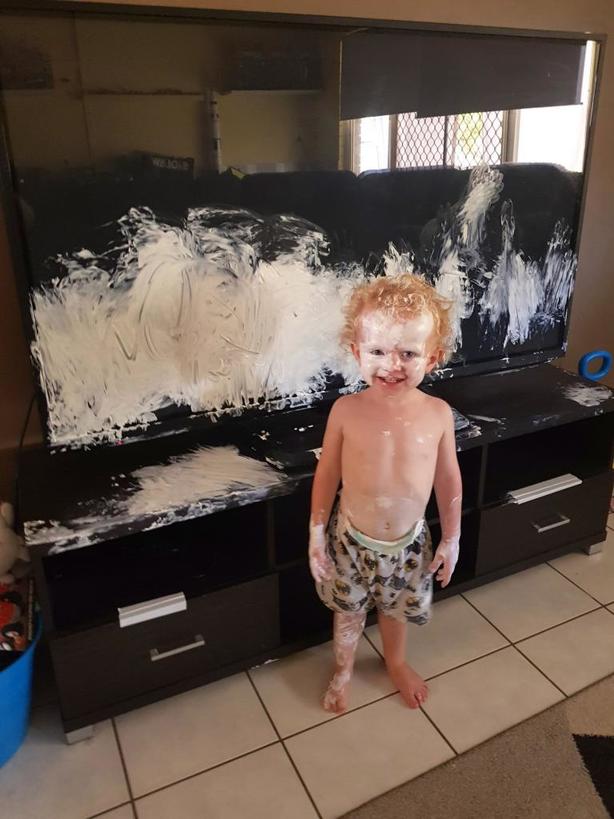 Юный художник. Пока мама вышла на 5 минут, двухлетний малыш кремом разрисовал дорогой телевизор