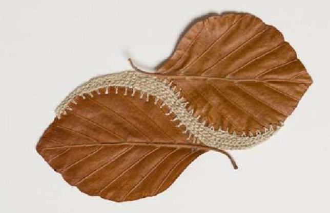Рукодельница обвязывает сухие листья крючком и превращает их в настоящие шедевры