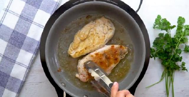 Любимое блюдо в нашей семье - запеченная куриная грудка под пикантным сырным соусом с добавлением бекона