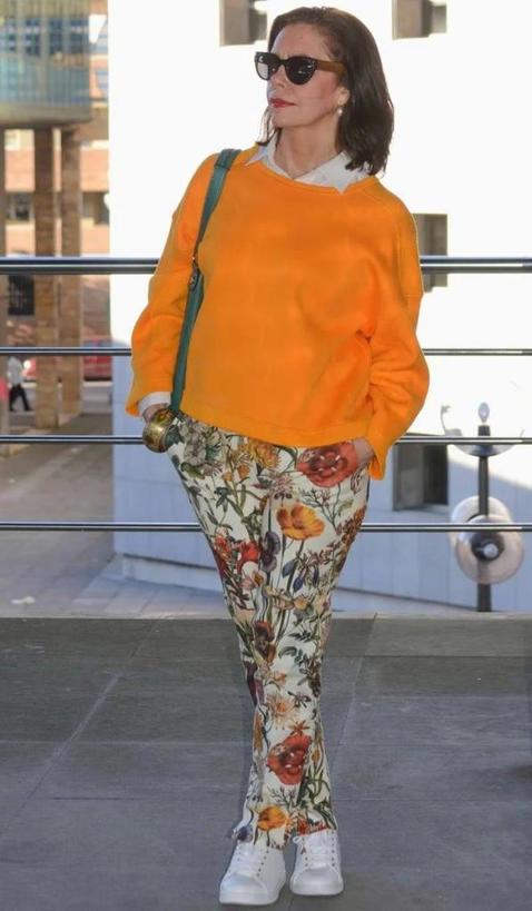 Цветастое не носить, широкое не надевать: 7 моделей брюк, которых следует избегать пожилым женщинам