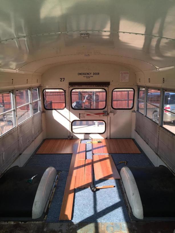 Пара превратила старый автобус в великолепный дом на колесах с красивым дизайном: фото