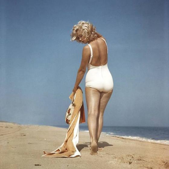 17 фотографий прекрасной Мэрилин Монро на пляже в Нью-Йорке в 1957 году