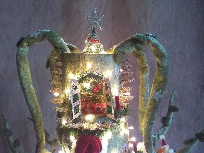 Для младшей дочери к Новому году мужчина сделал сказочную лампу-дерево, восторгу не было предела