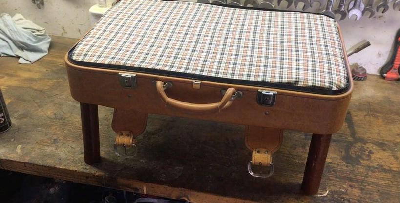 Как сделать для своего питомца стильный кожаный диван из чемодана