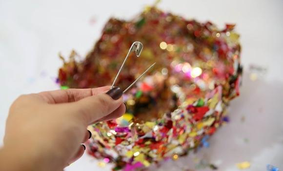 Как просто сделать красивую декоративную вазочку из конфетти: пошаговое руководство