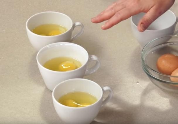 Варю яйца в сковороде: сначала разбиваю в чашку, а потом выливаю в кипящую воду