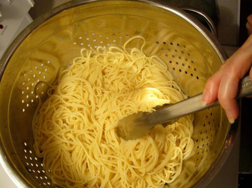 Рецепт из поваренной книги. Итальянский соус для спагетти с мясным фаршем, маринованными грибами и помидорами