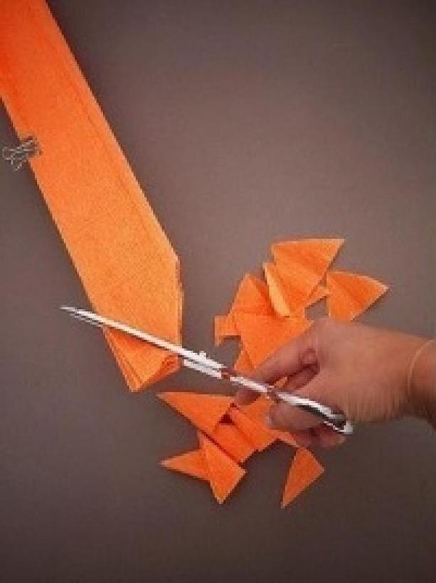 Пригодится и для праздника, и для фотосессии: как сделать красивейший цветок из гофрированной бумаги