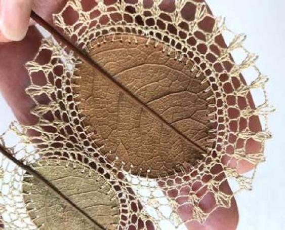 Рукодельница обвязывает сухие листья крючком и превращает их в настоящие шедевры