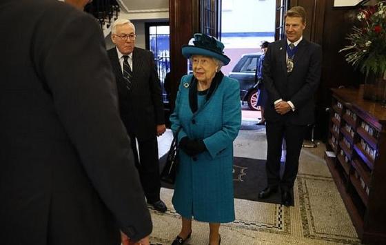 Отточенная походка и сдержанные улыбки: как членам королевской семьи удается всегда хорошо выглядеть на фотографиях