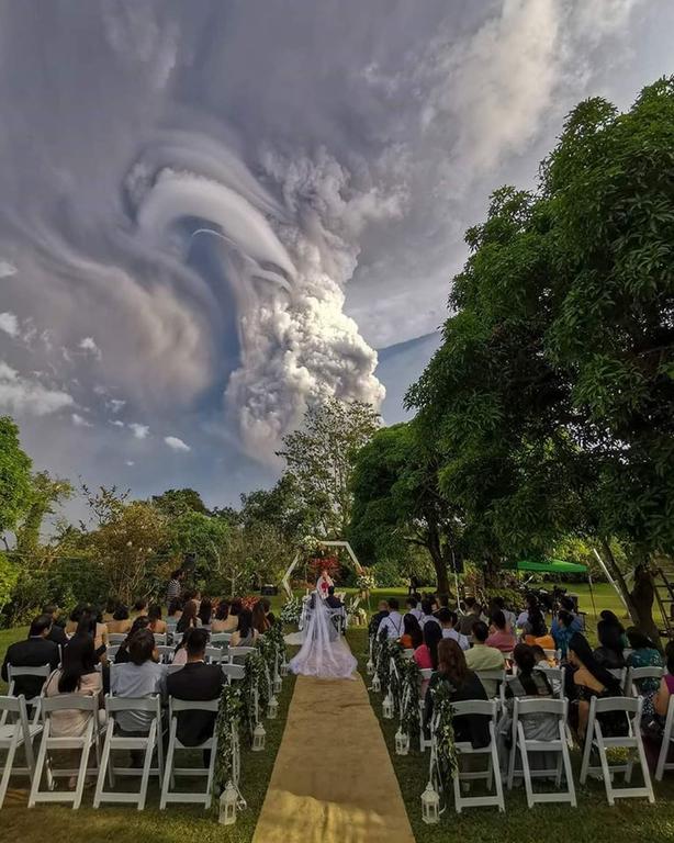 Во время свадьбы началось извержение вулкана: жениху и невесте очень повезло