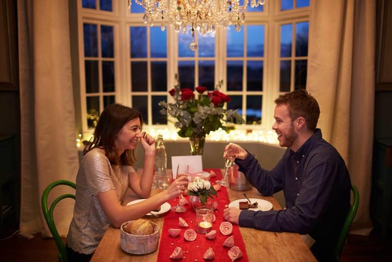 Если нет ни денег, ни времени ходить по ресторанам для романтических встреч: эксперты посоветовали альтернативы для укрепления отношений в домашних условиях