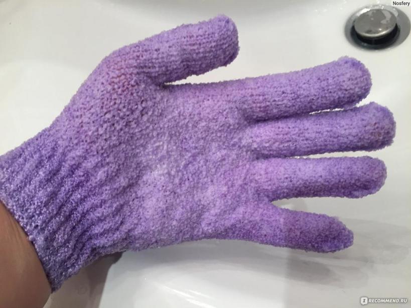 Домохозяйка показала, как ей удалось очистить душевую кабинку до блеска косметическими перчатками