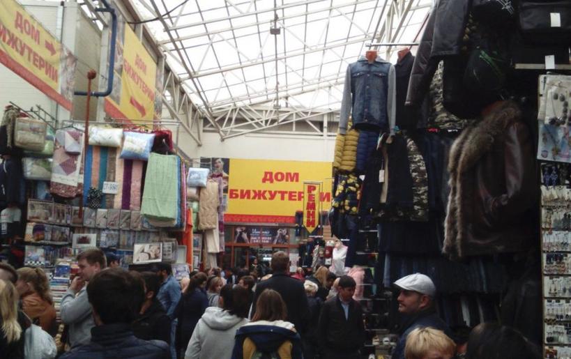 На  Садоводе  в Москве стараюсь обходить ряды с мехами и кожей   там  особенные  продавцы. Но однажды я очень выгодно купила там плащ