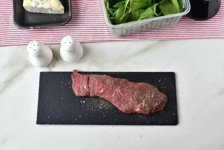 Необычно и эффектно: вкуснейший говяжий стейк в лаваше с сыром и луком