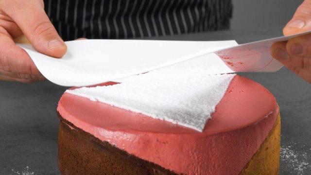 На день рождения дочки приготовила необычный торт: рецепт сливочно-ягодного десерта в геометрической форме