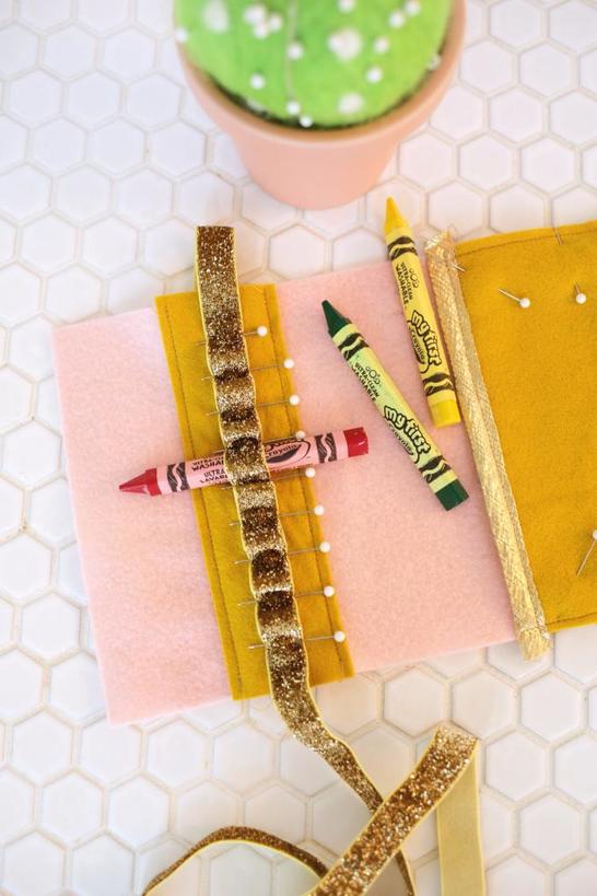Сделала детский пенал, в котором удобно хранить карандаши: пригодится в поездке