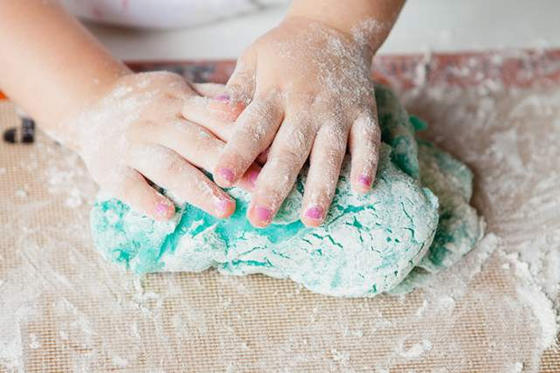 Пластилин — материал химический. Решила сделать ребенку для лепки цветное соленое тесто — так безопаснее для здоровья