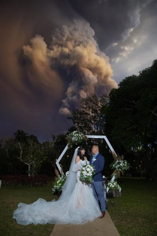 Во время свадьбы началось извержение вулкана: жениху и невесте очень повезло