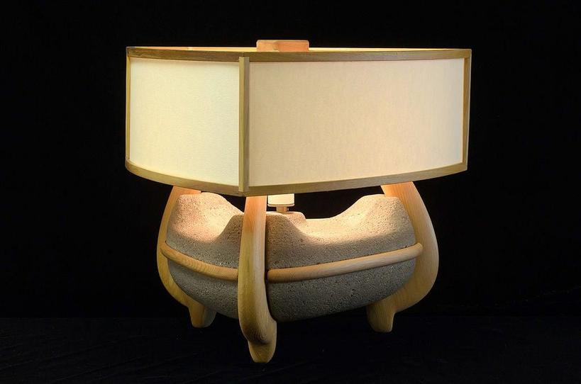 Бетон и дерево: оригинальный дизайн современной лампы