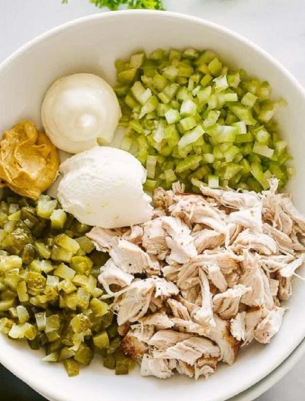 Легкий, быстрый, вкусный салат: курица с сельдереем, маринованным огурчиком с горчично-сметанным соусом