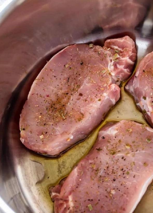 Рецептом поделился шеф-повар: сочные свиные отбивные в сливочном соусе 