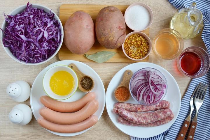 Немецкий рецепт: картошка с колбасками, сосисками и красной капустой. Вкусно, пальчики оближешь!