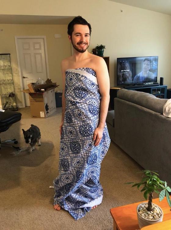 Девушка купила для выпускного великолепное платье и отправила фото брату. А тот отправил свое фото в ответ и рассмешил ее