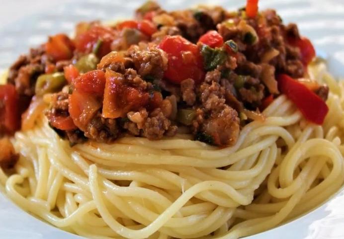Рецепт из поваренной книги. Итальянский соус для спагетти с мясным фаршем, маринованными грибами и помидорами