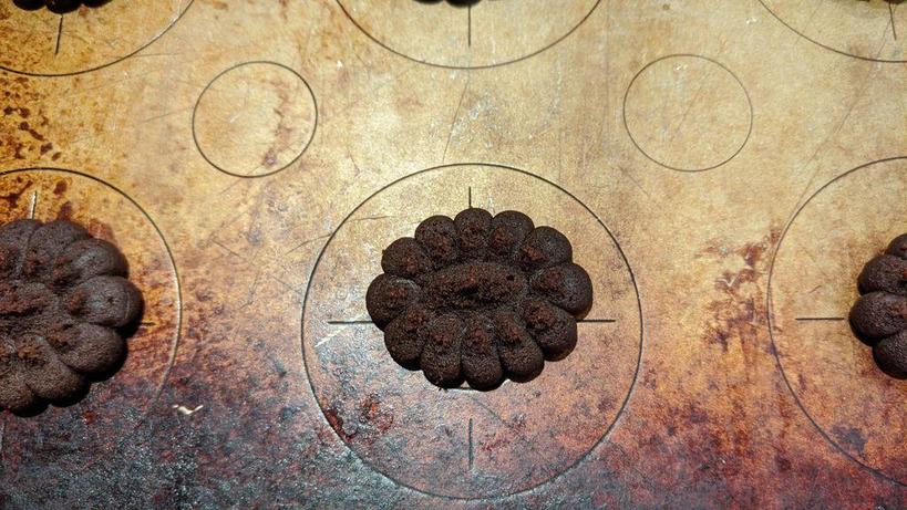 Отличный способ использовать запасы малинового варенья: делаем вкусные шоколадные медальоны с начинкой
