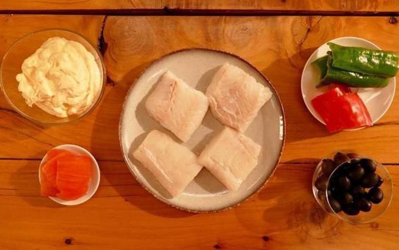 Суховатый хек получается нежным и сочным, если запечь его с овощами и майонезом: рецепт аппетитной рыбки