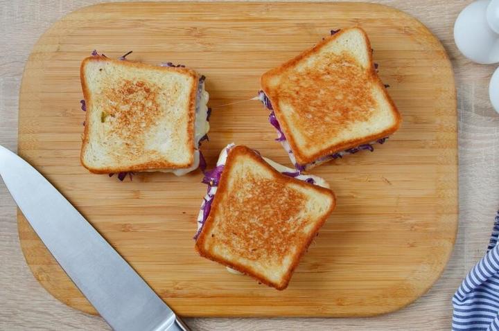 Жареные сэндвичи с сыром и красной капустой. Вкусная закуска американской кухни для любого застолья