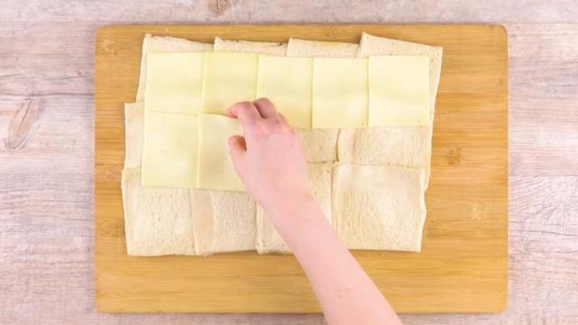 Взяла ломтики хлеба и раскатала: рецепт вкусного рулета с курицей и сыром