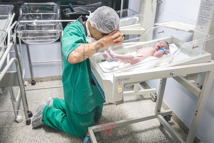 Фото отца, молящегося над новорождённым, увидели миллионы