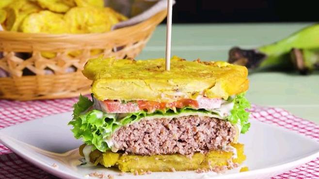 Бананы вместо булочек: 2 рецепта экзотических гамбургеров, которые приятно удивят вас необычным вкусом