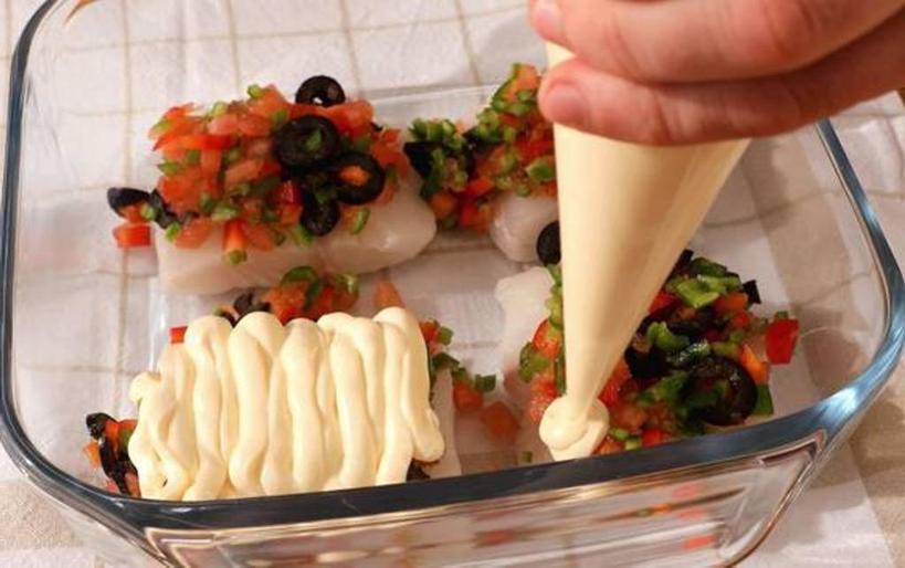 Суховатый хек получается нежным и сочным, если запечь его с овощами и майонезом: рецепт аппетитной рыбки