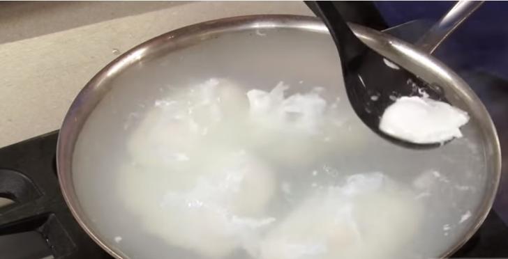 Варю яйца в сковороде: сначала разбиваю в чашку, а потом выливаю в кипящую воду