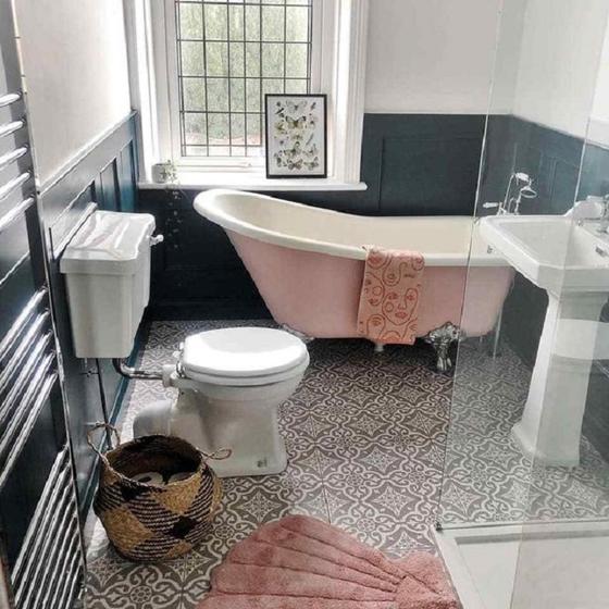 Мужчина переделал свою крохотную спальню в шикарную ванную комнату: люди оценили его работу