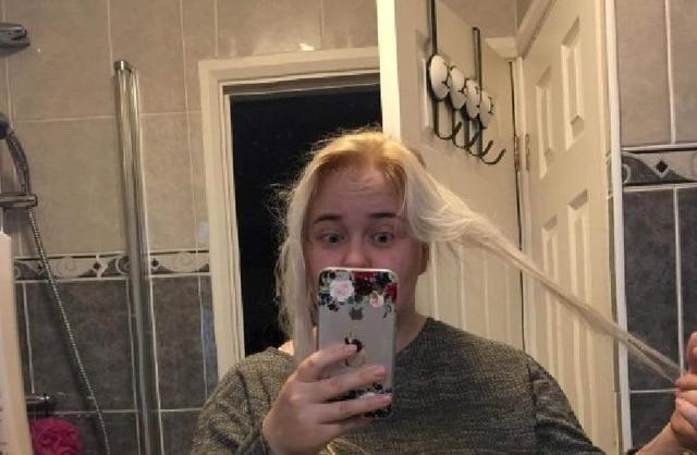 23 летняя домохозяйка после окрашивания волос долго пряталась в своей ванной комнате, сгорая от стыда