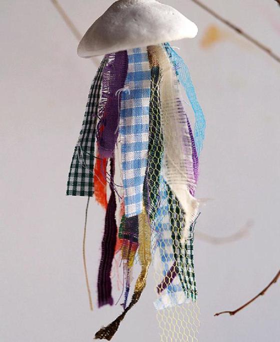 Из обрезков старой ткани сделала оригинальное украшение для комнаты: декоративные медузы своими руками